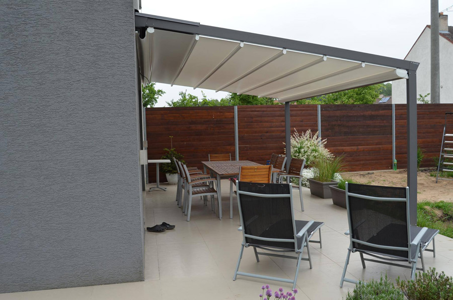 Pergola s posuvnou střechou zastřešující terasu